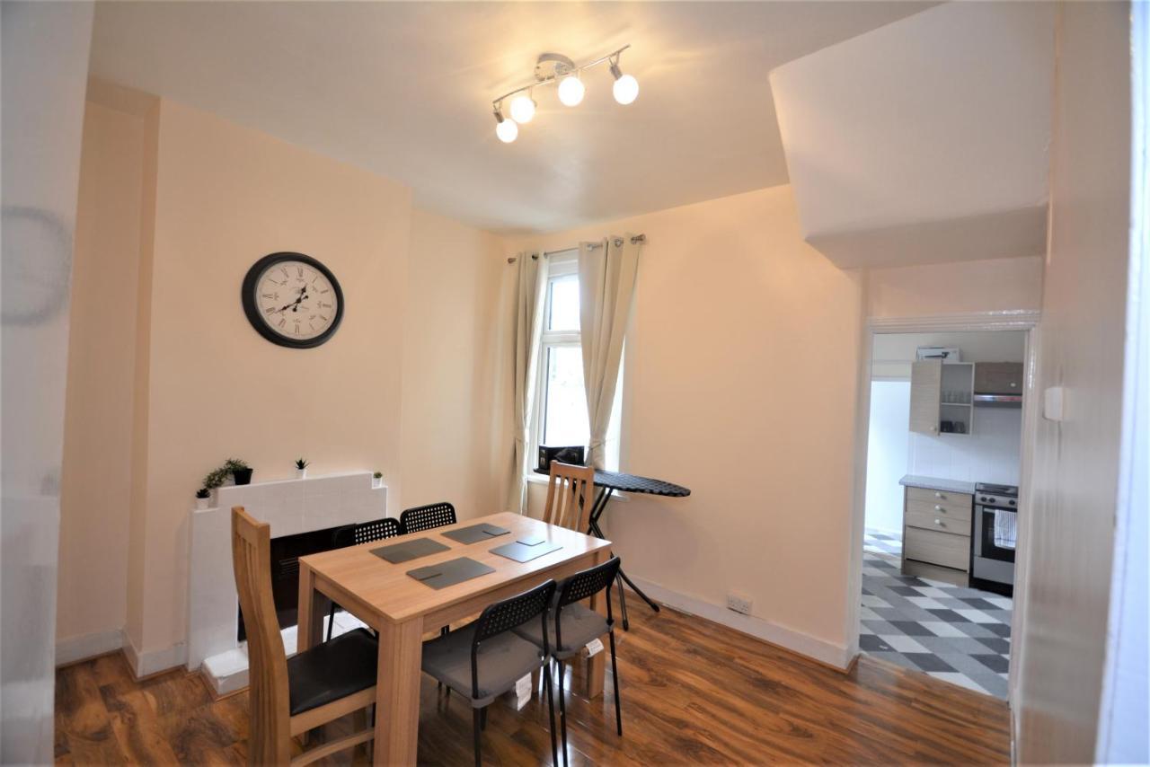 Casa de férias Cheerful 3 Bedroom In Greater Londres
