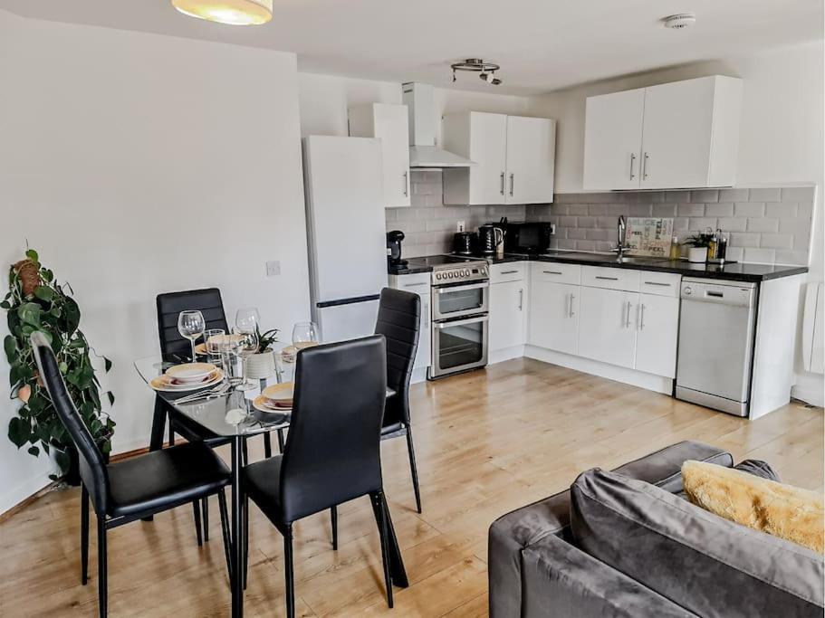 Comfy 2 Bed Flat With Free Parking, Close To Tube Londen