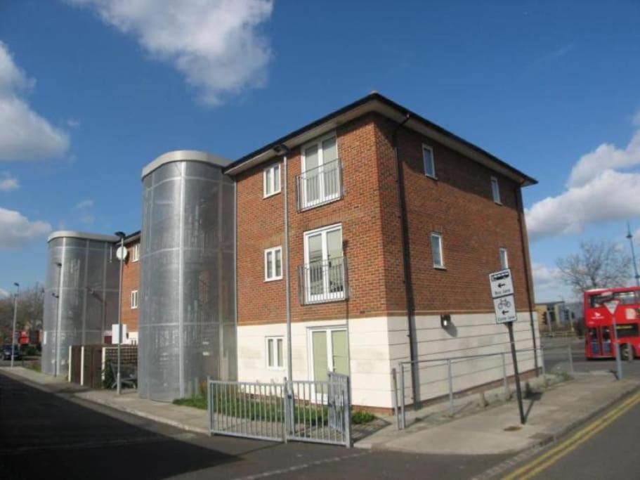 Comfy 2 Bed Flat With Free Parking, Close To Tube * London
