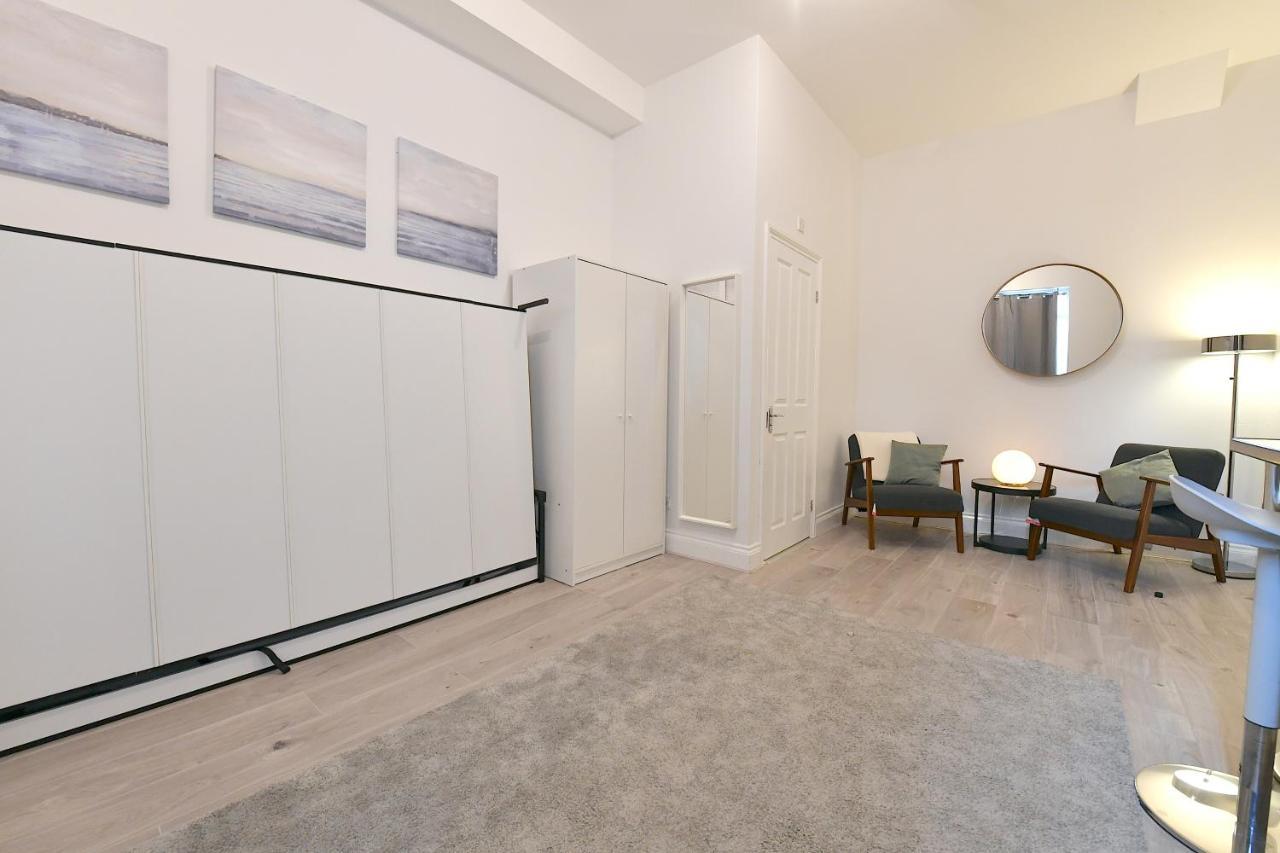 Apartment Studios: Line Convenience Near Westfield *