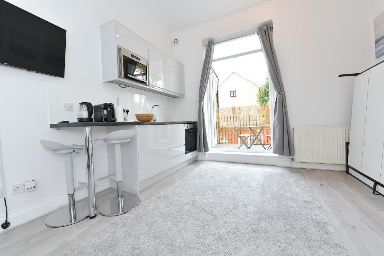 Studios: Line Convenience Near Westfield * London