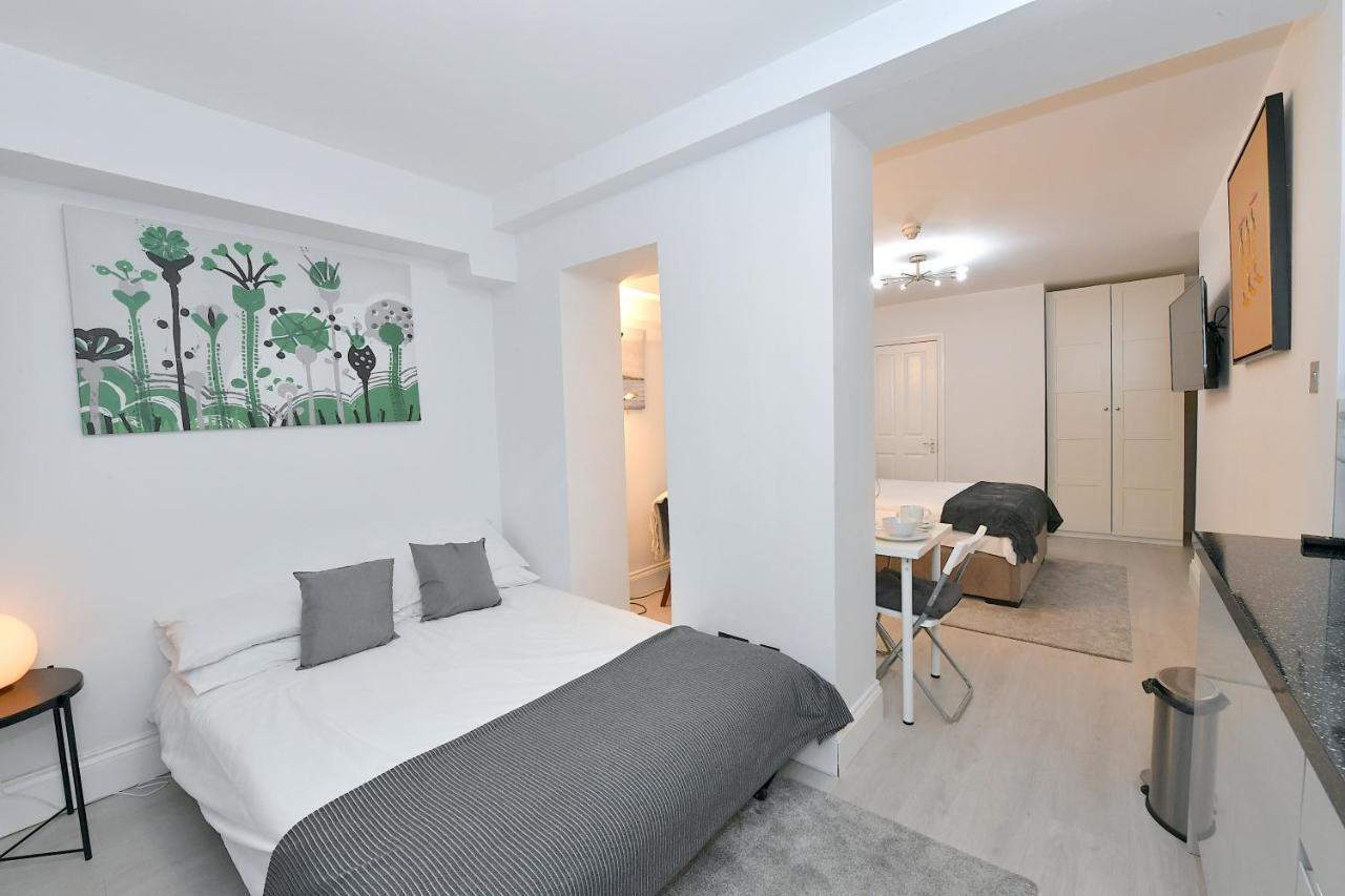 Studios: Line Convenience Near Westfield Apartment *