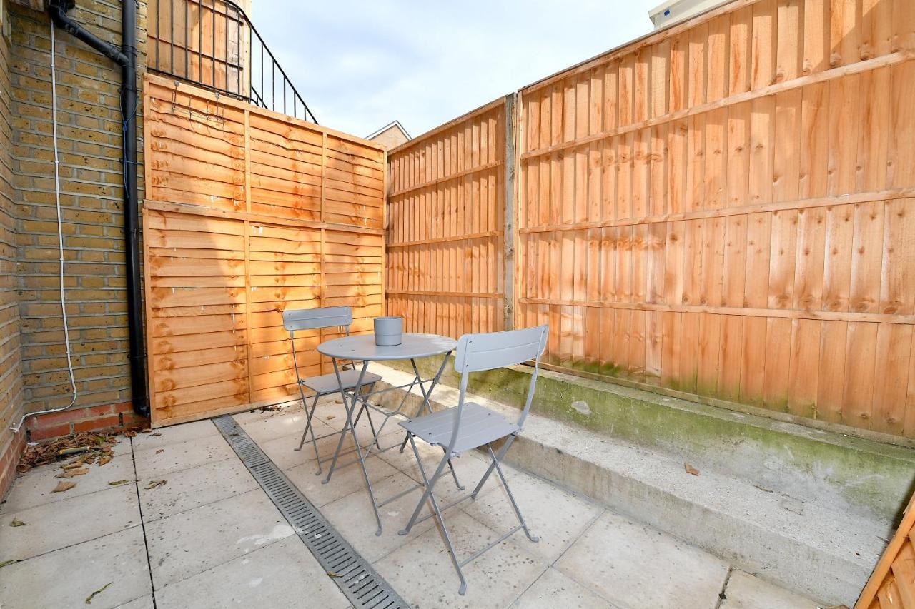 Studios: Line Convenience Near Westfield Apartment London