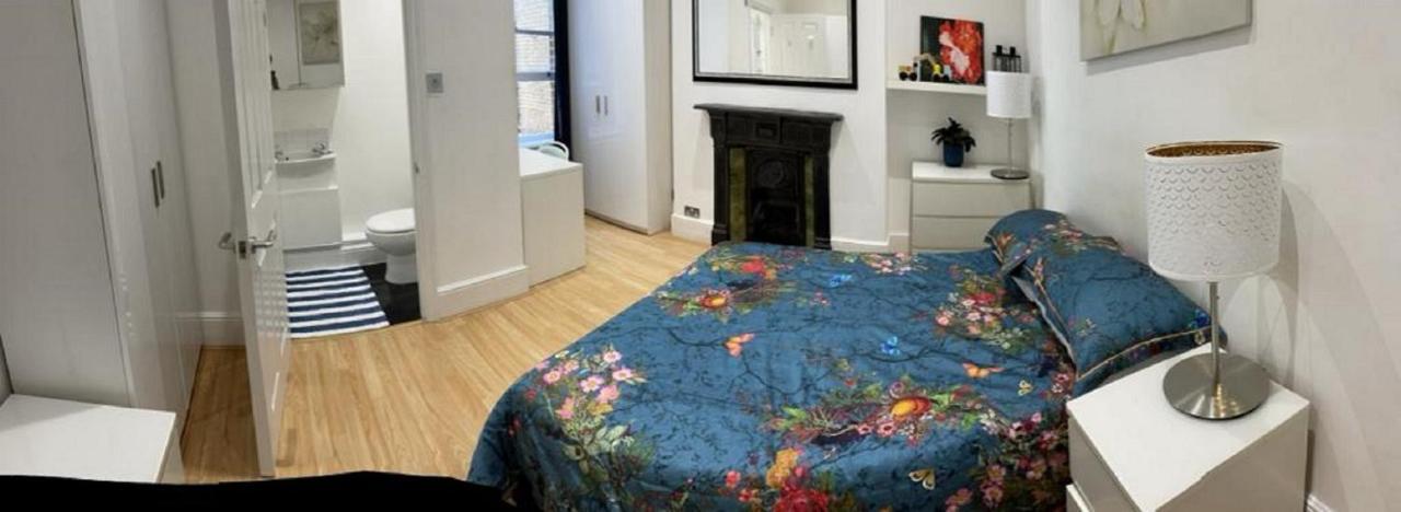 Hyde Park Mansion: Spacious 3-bedroom Balcony Retreat *