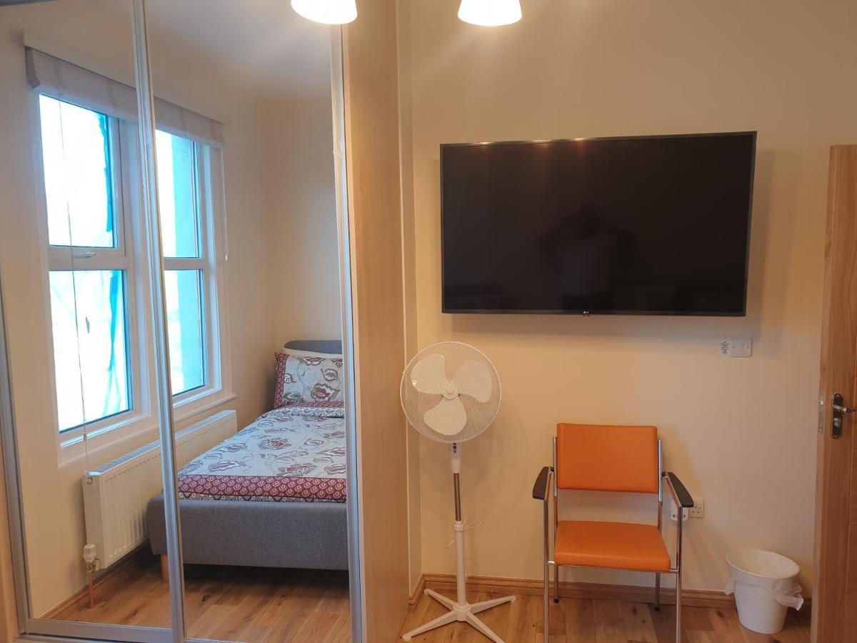 Luxury Spacious 2 Bedroom 4 Mins From Ilford Stn. Free Parking * Londres