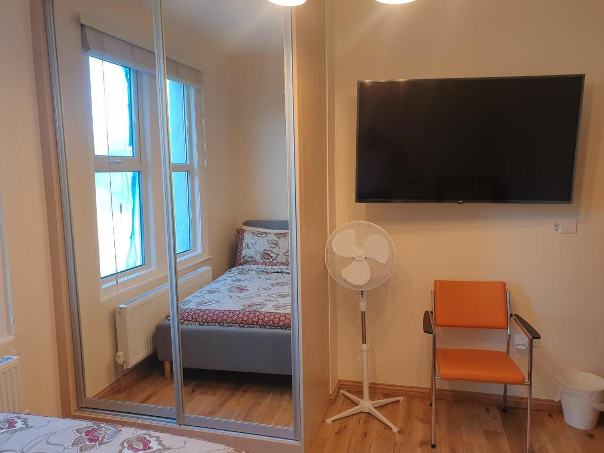 Luxury Spacious 2 Bedroom 4 Mins From Ilford Stn. Free Parking *