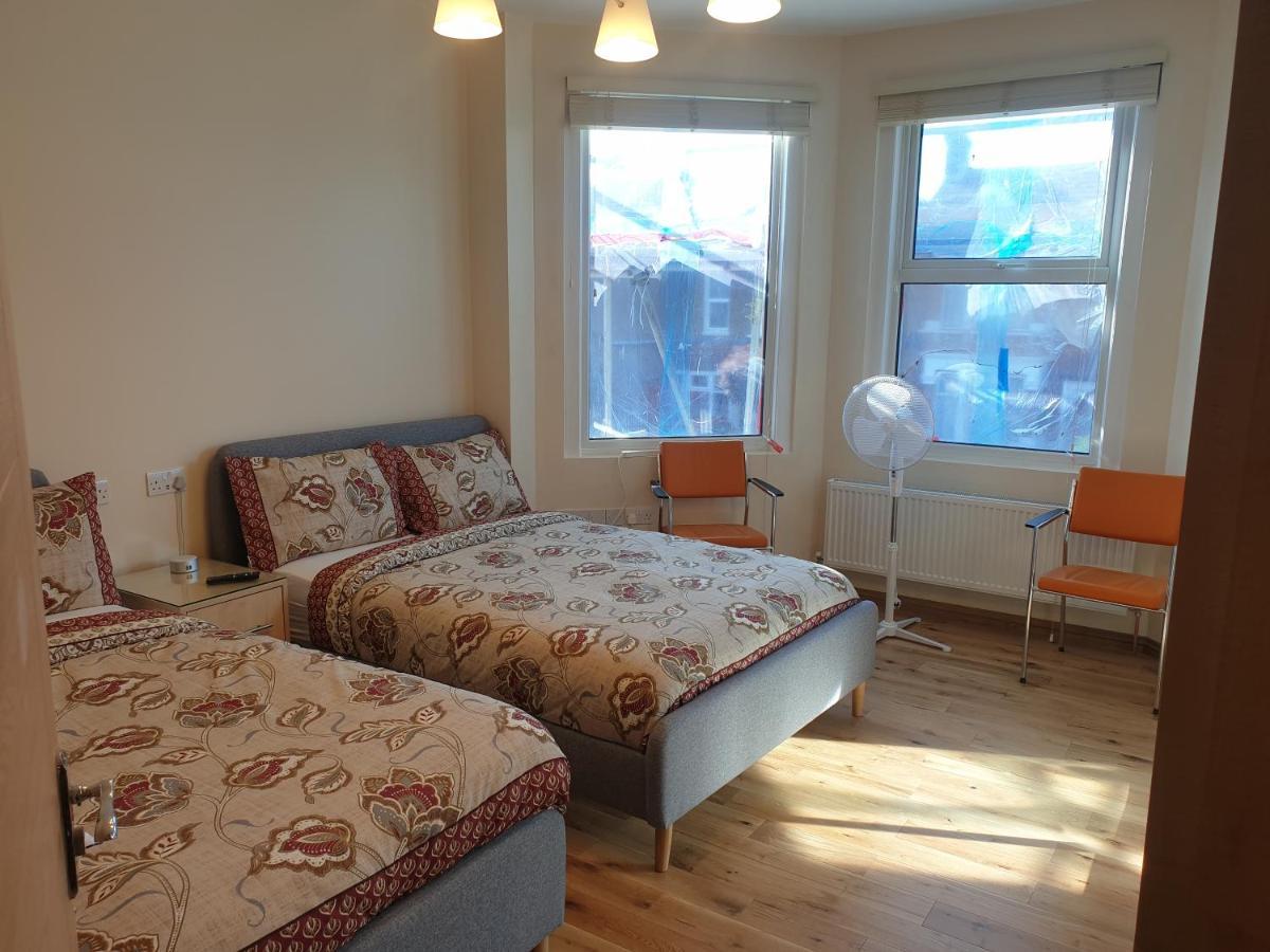 Luxury Spacious 2 Bedroom 4 Mins From Ilford Stn. Free Parking *