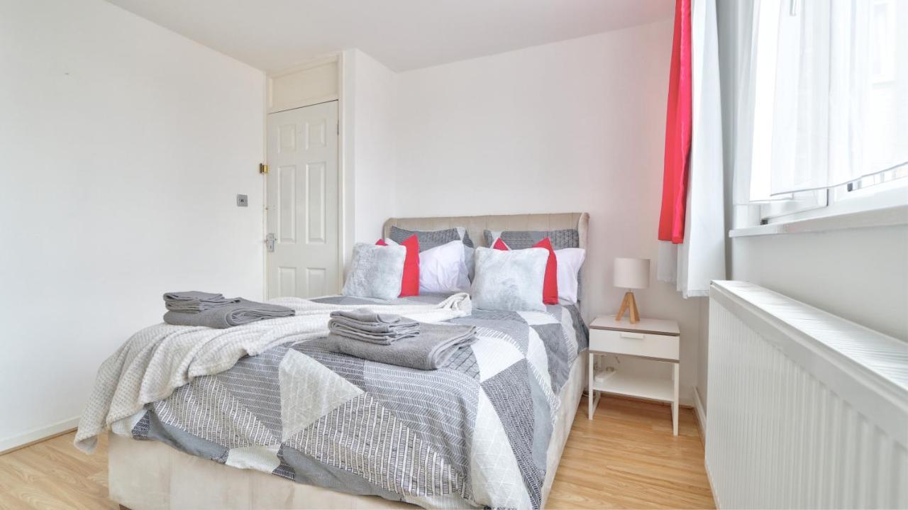 Serviced - Exel & O2 & Canning Town - Away From Londres