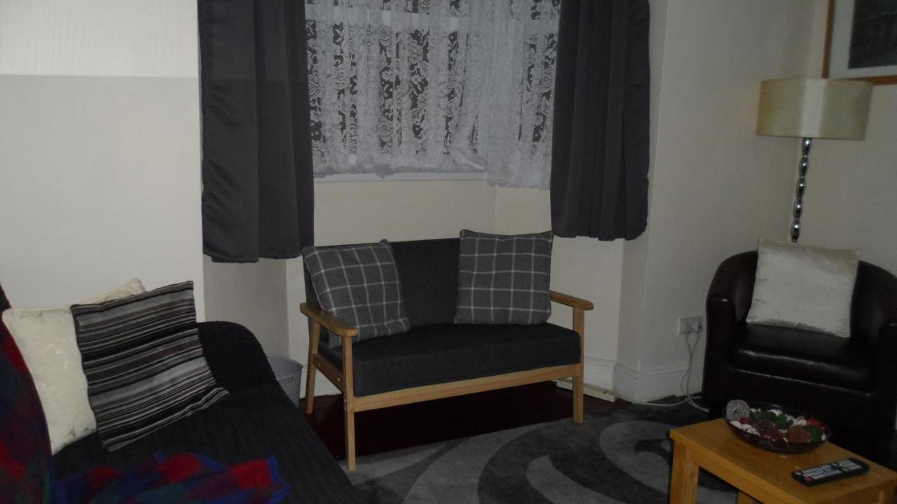 Ferienhaus Bubblesbnb 7 Bedroom House, 16 Beds, Sleeps 22 London