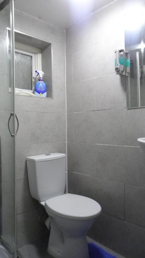 Ferienhaus Bubblesbnb 7 Bedroom House, 16 Beds, Sleeps 22 London