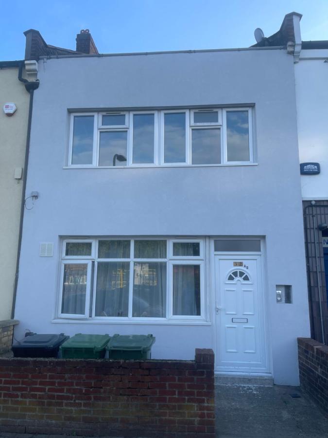 Amazing 1-bed Flat 20 Mins Into Victoria Apartment *