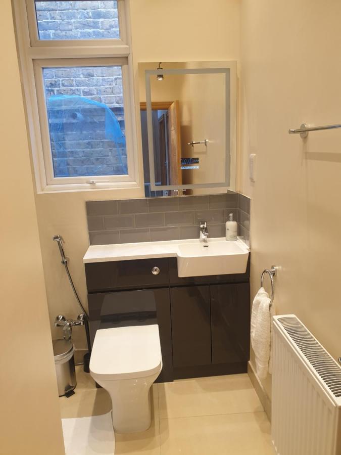 Luxury Spacious 2 Bedroom 4 Mins From Ilford Stn. Free Parking * Londres