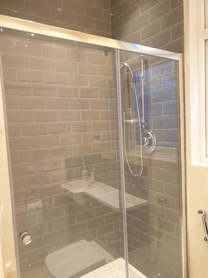 Luxury Spacious 2 Bedroom 4 Mins From Ilford Stn. Free Parking Apartamento