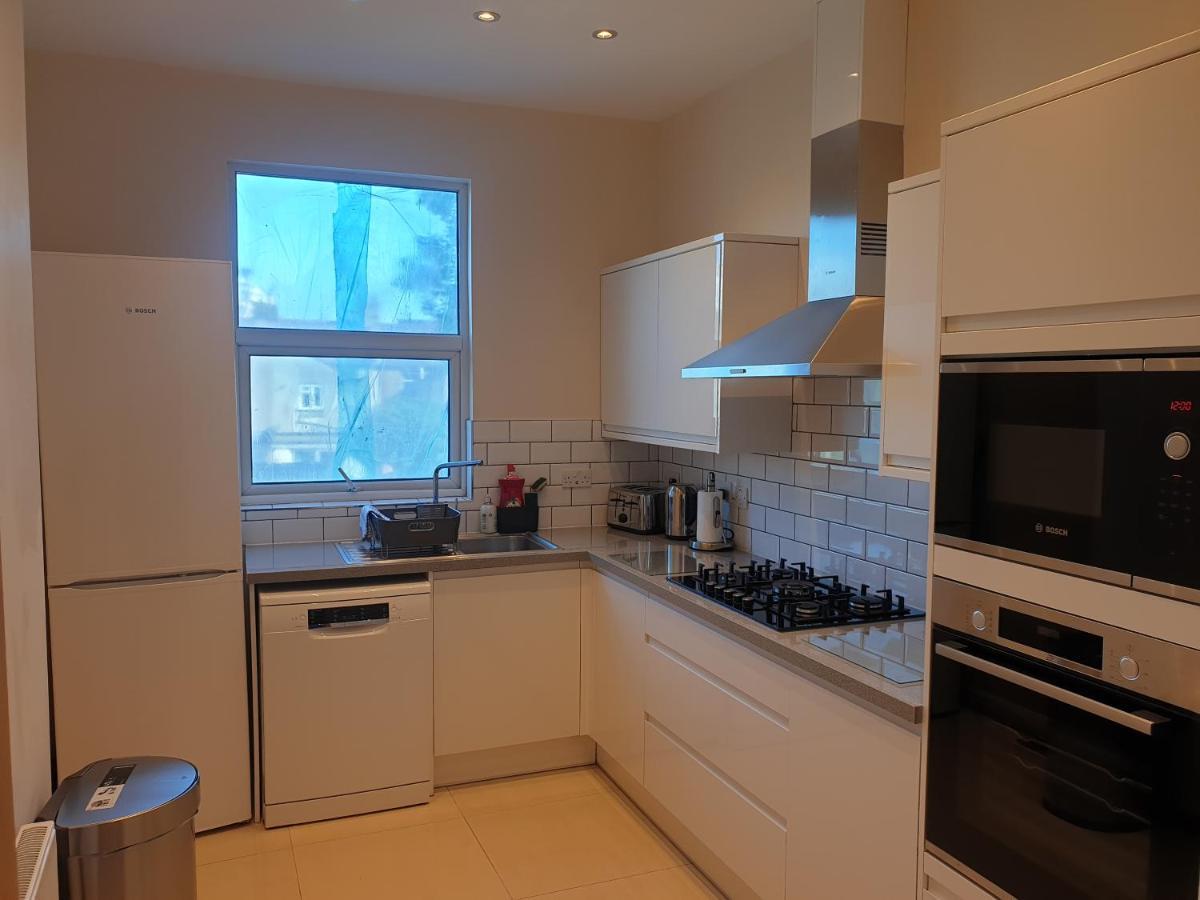 Luxury Spacious 2 Bedroom 4 Mins From Ilford Stn. Free Parking Londres