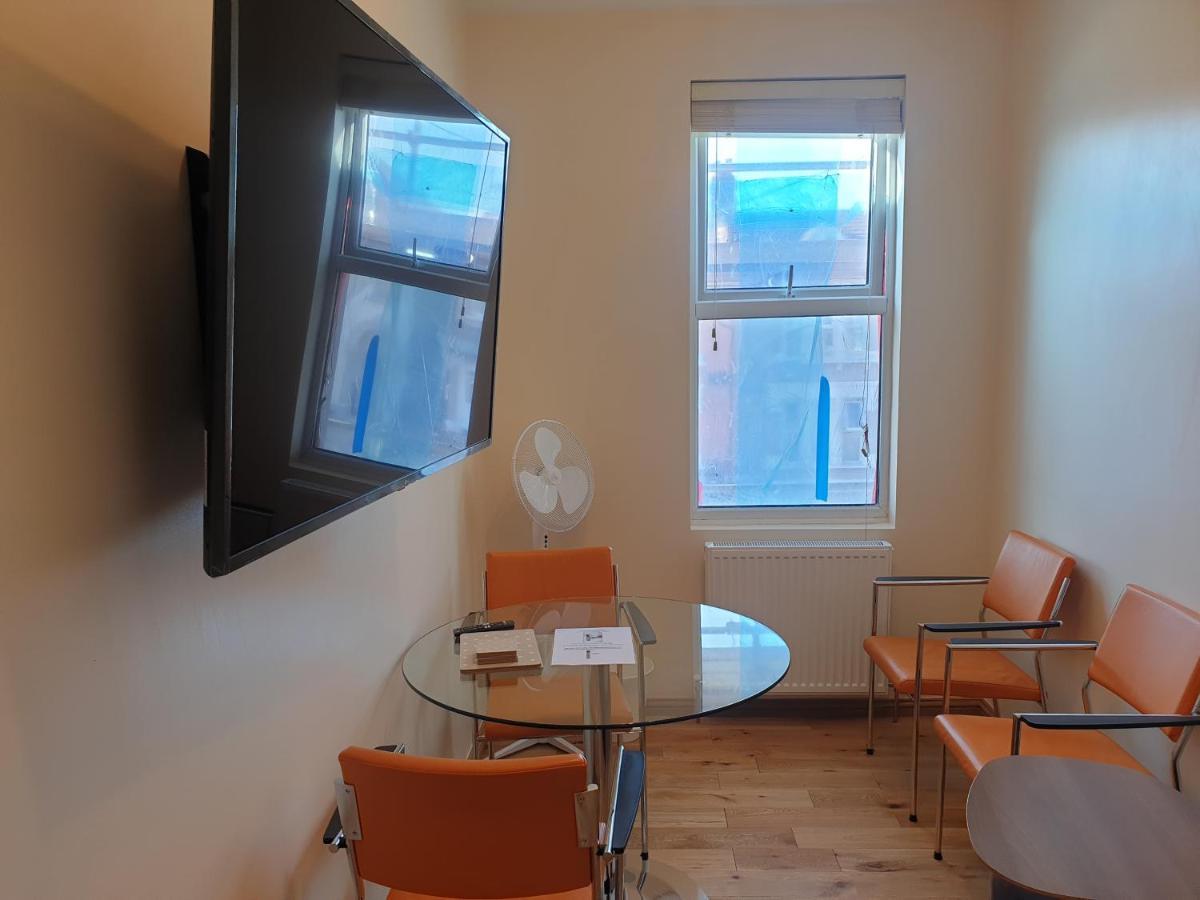 Luxury Spacious 2 Bedroom 4 Mins From Ilford Stn. Free Parking Apartamento