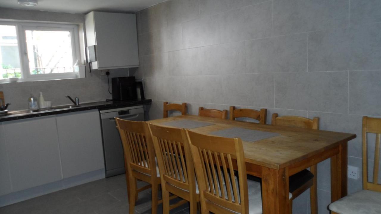 Ferienhaus Bubblesbnb 7 Bedroom House, 16 Beds, Sleeps 22 London