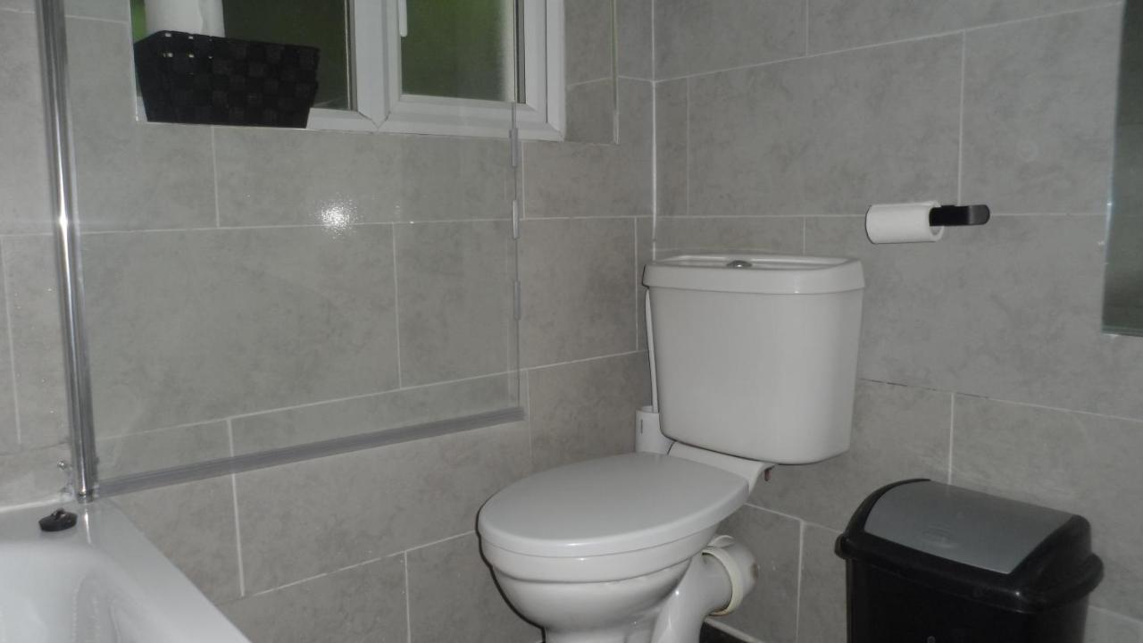 Bubblesbnb 7 Bedroom House, 16 Beds, Sleeps 22 London