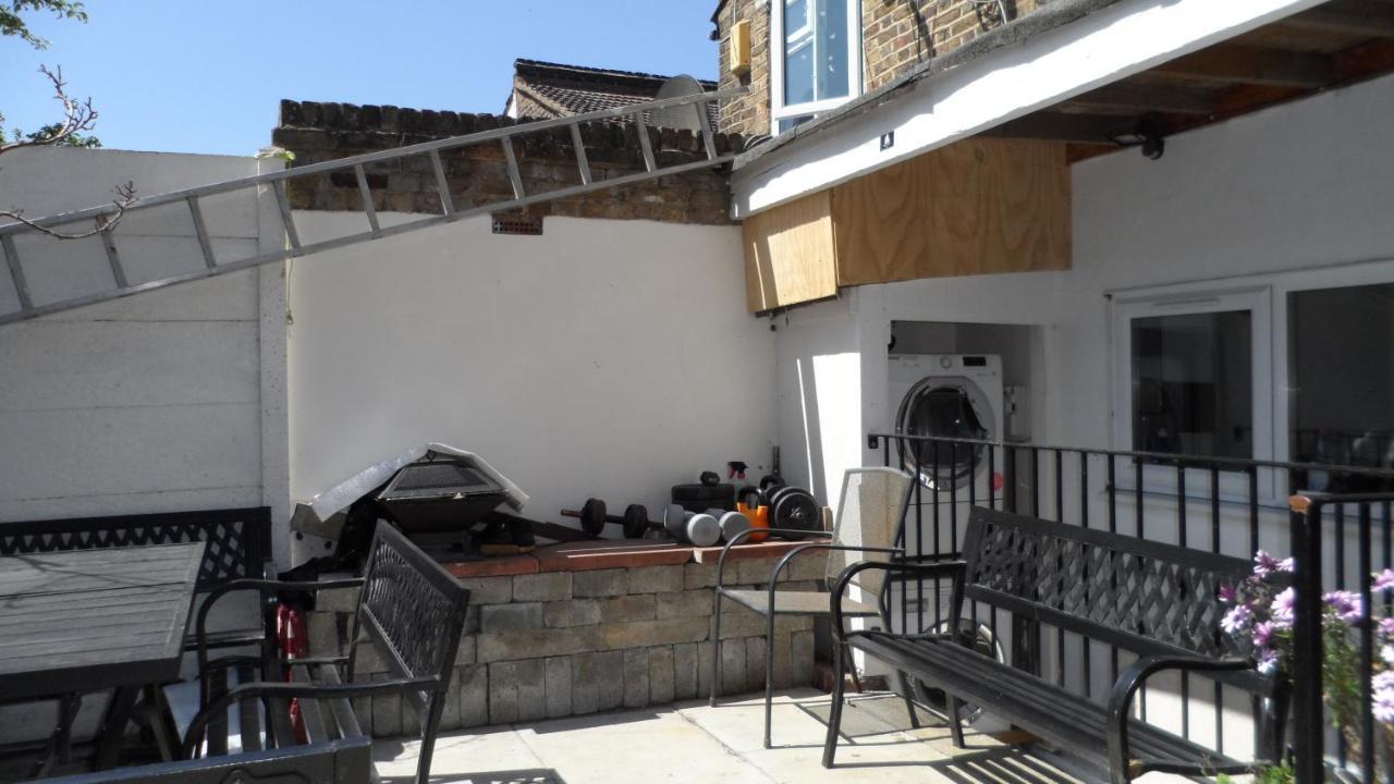 Bubblesbnb 7 Bedroom House, 16 Beds, Sleeps 22 London