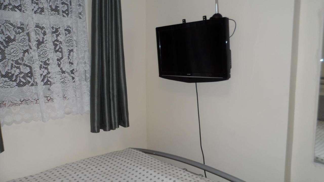 Bubblesbnb 7 Bedroom House, 16 Beds, Sleeps 22 * London