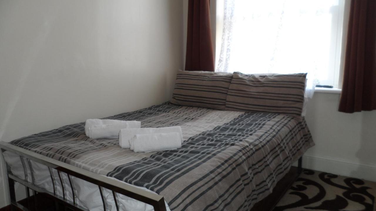 Bubblesbnb 7 Bedroom House, 16 Beds, Sleeps 22 London