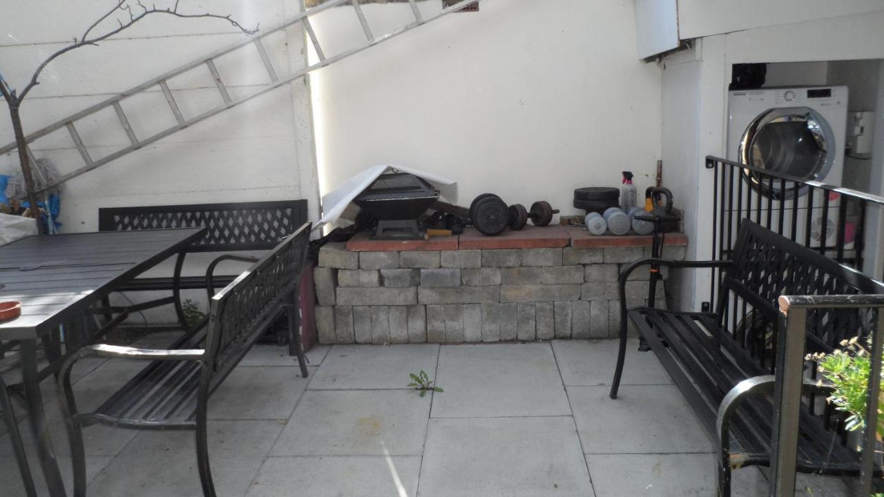 Bubblesbnb 7 Bedroom House, 16 Beds, Sleeps 22 London