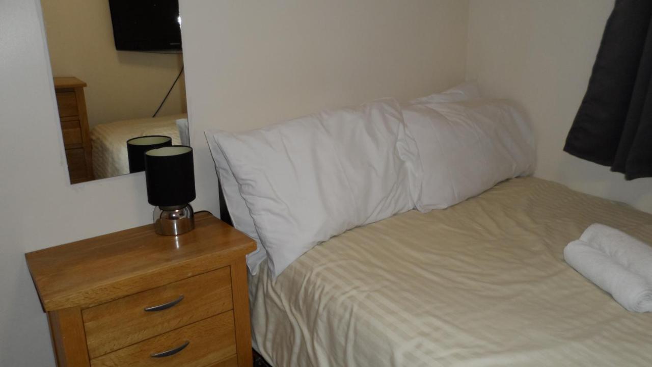Bubblesbnb 7 Bedroom House, 16 Beds, Sleeps 22 London