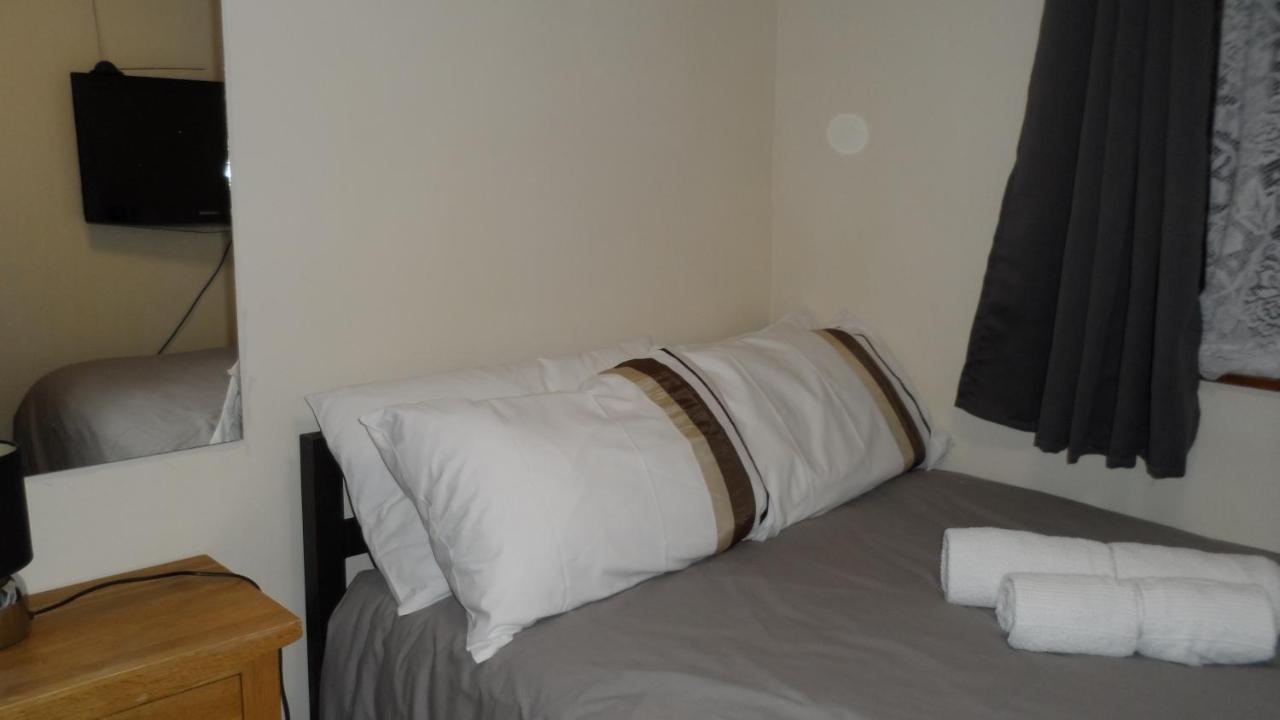 Bubblesbnb 7 Bedroom House, 16 Beds, Sleeps 22 * London
