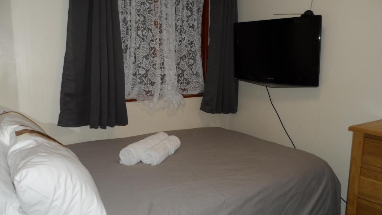 Ferienhaus Bubblesbnb 7 Bedroom House, 16 Beds, Sleeps 22 London