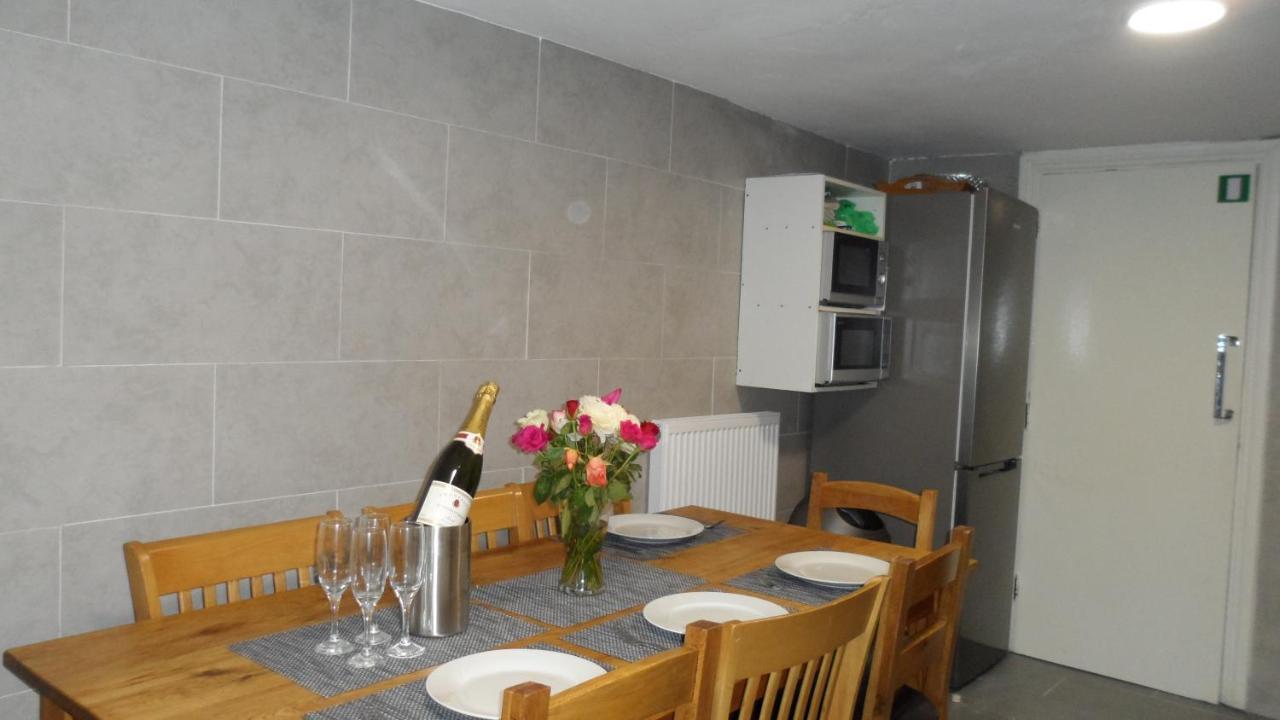 Bubblesbnb 7 Bedroom House, 16 Beds, Sleeps 22 Ferienhaus *