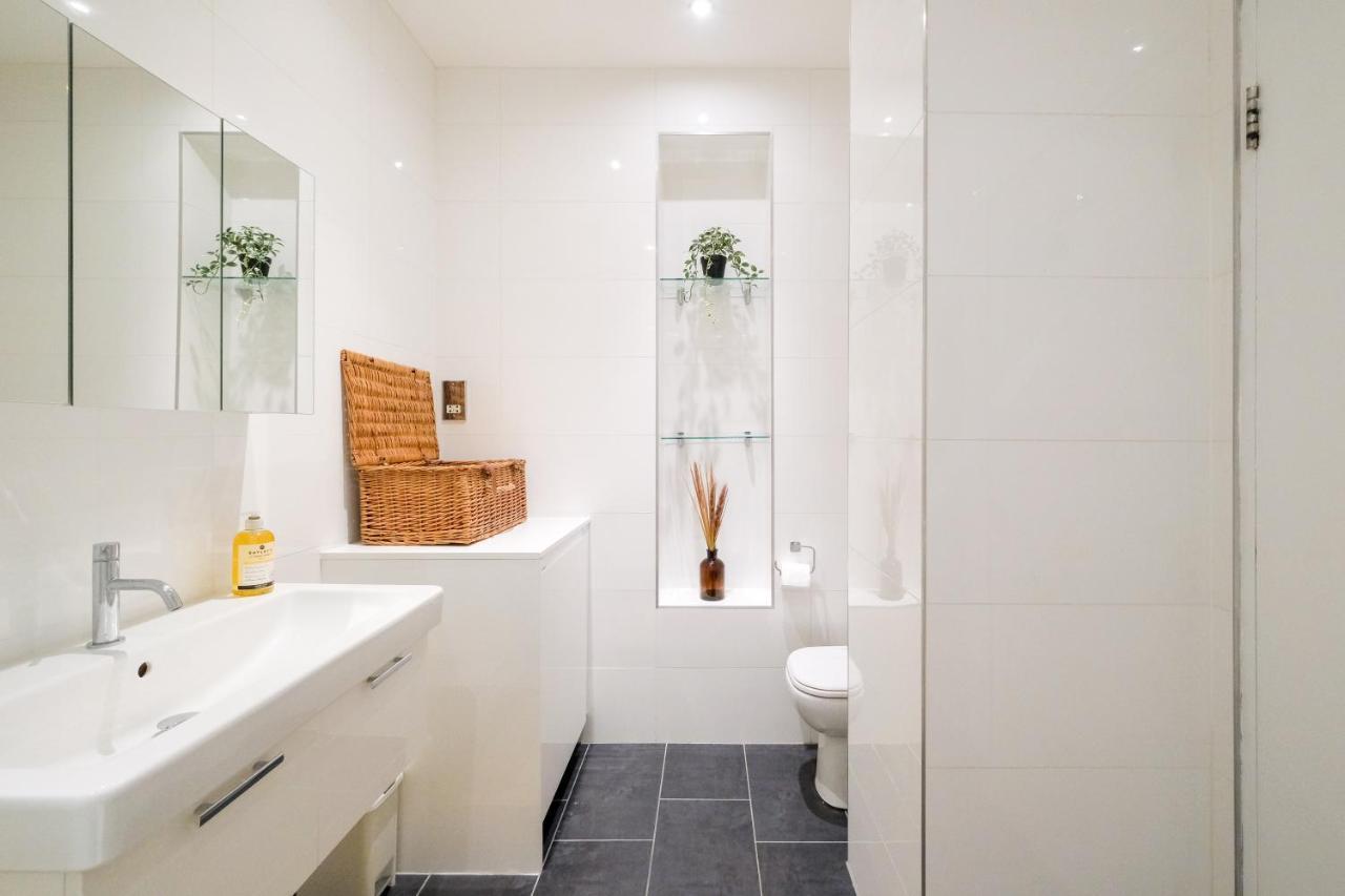 Lovely 2 Bed Flat In Canal Side Gated Development Apartment