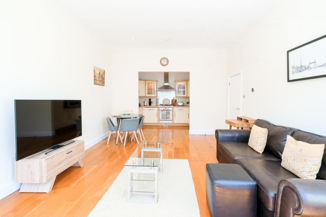 Lovely 2 Bed Flat In Canal Side Gated Development London