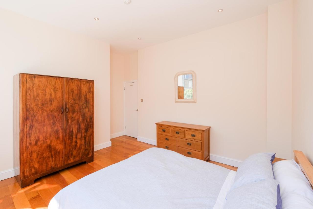 Lovely 2 Bed Flat In Canal Side Gated Development