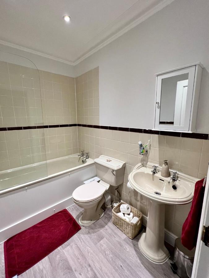 Stylish One-bedroom With Private Patio In Zone 2 * Londres