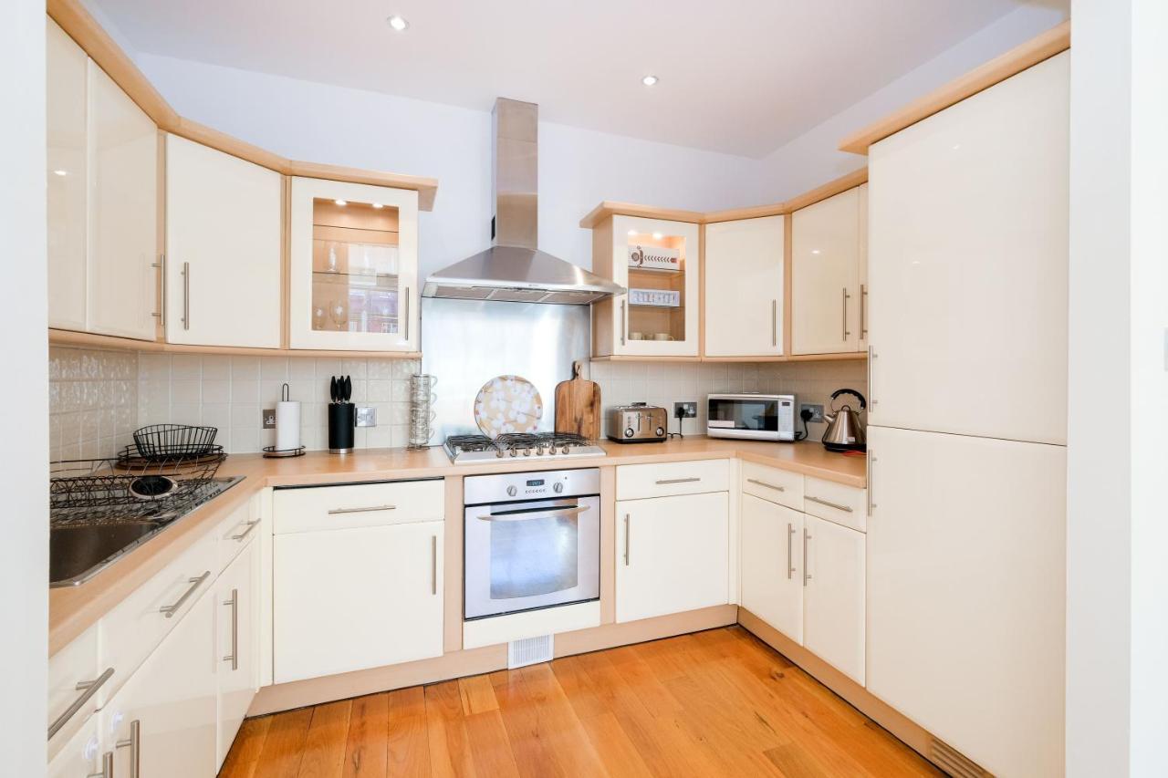 Lovely 2 Bed Flat In Canal Side Gated Development London
