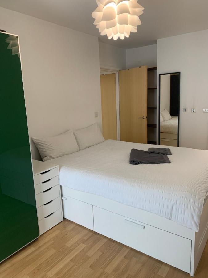 Modern Flat By River Thames And Park In Putney