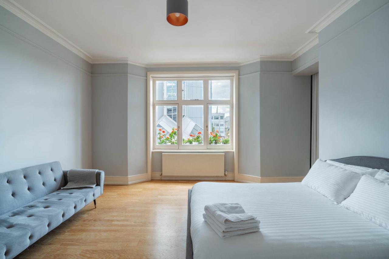Bright Space In The Heart Of Londres