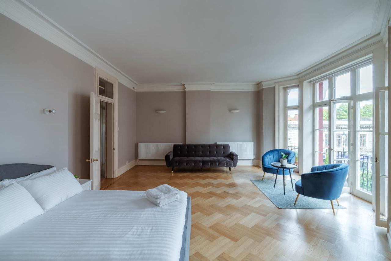 Bright Space In The Heart Of Apartment *