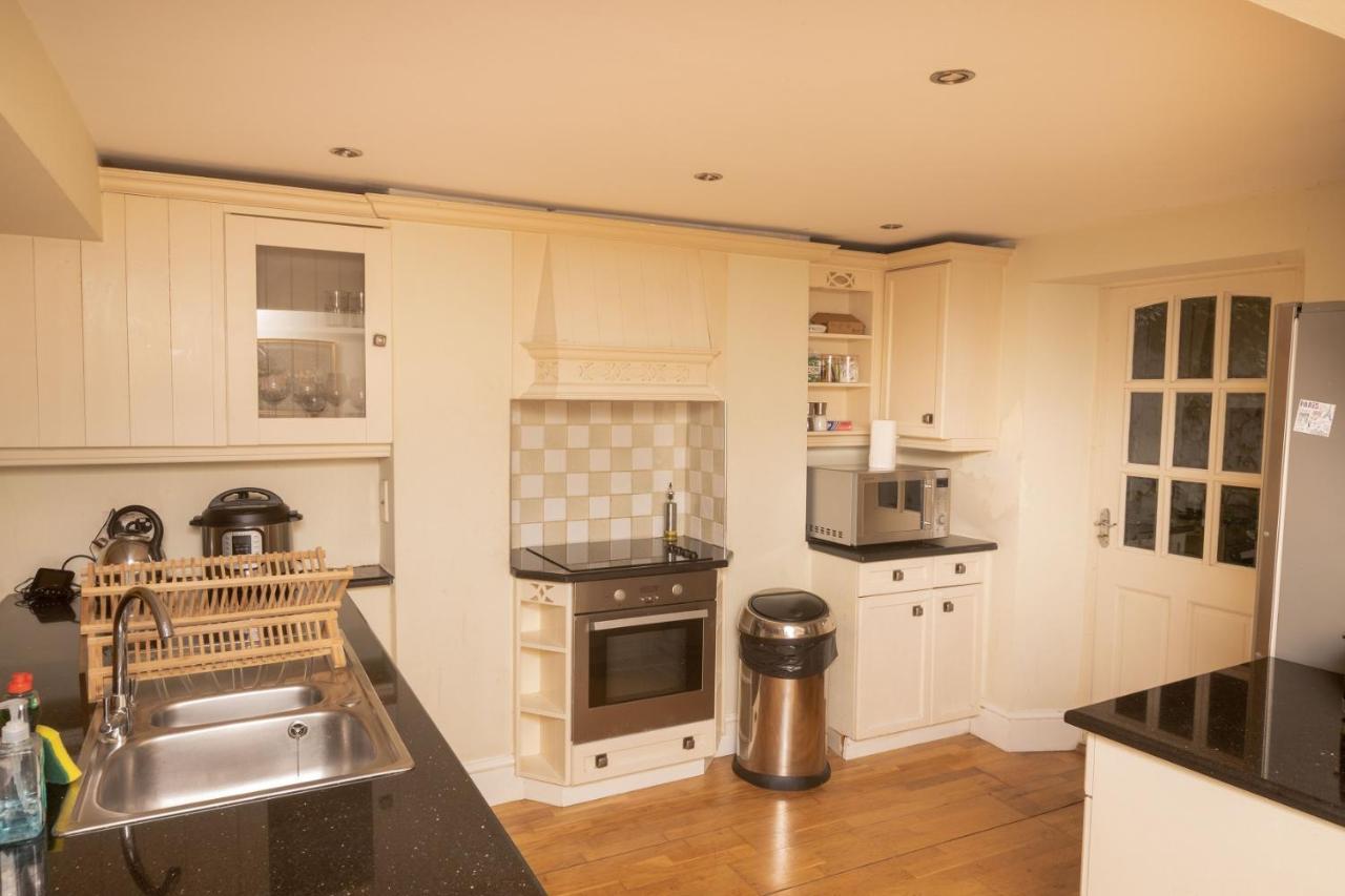 The Angel Place Hideaway - Fair 4bdr House With Terrace Appartement