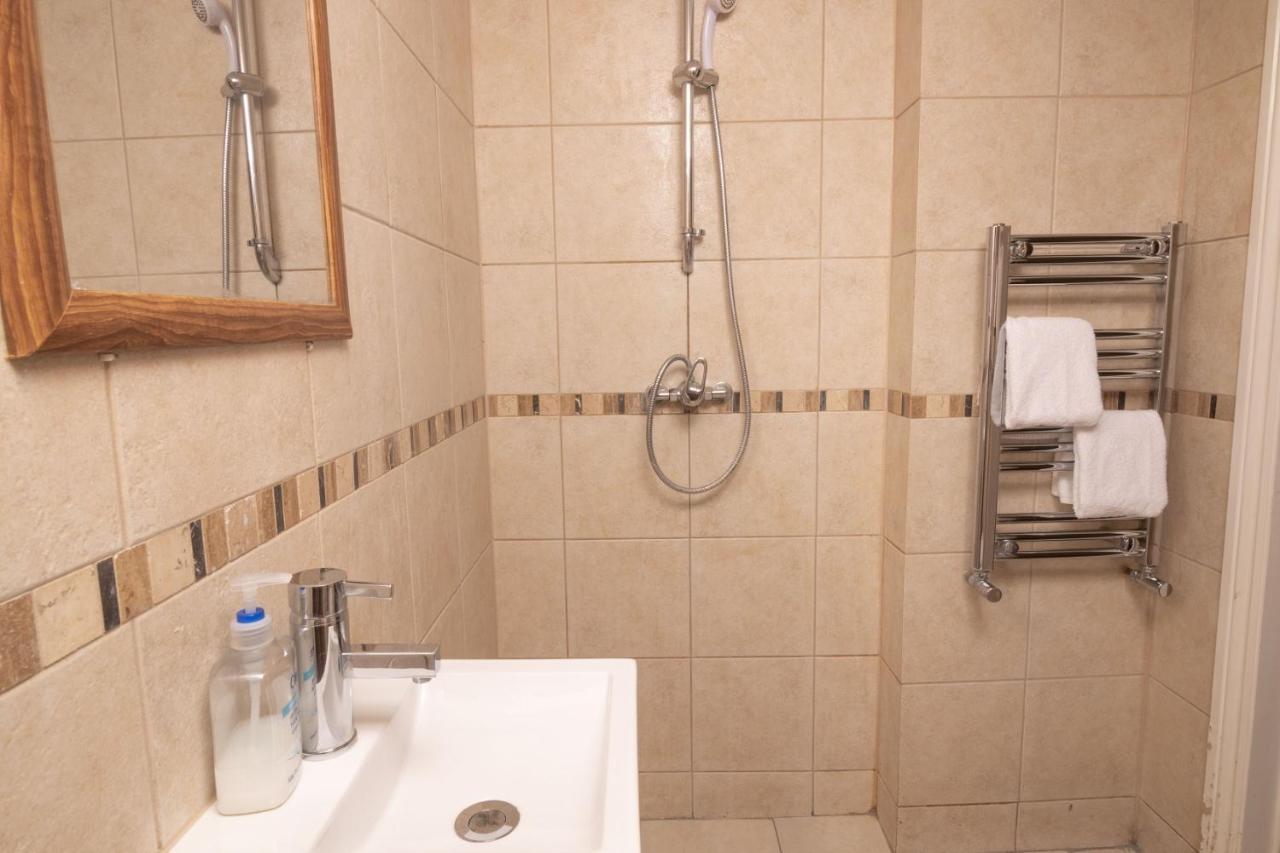 The Angel Place Hideaway - Fair 4bdr House With Terrace Appartement *