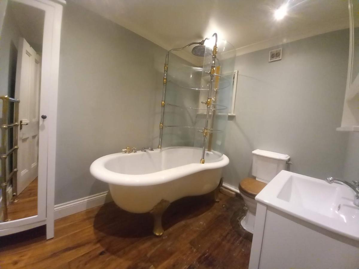 Elegant Parkside Flat: Blackheath Common Period Building Apartment *