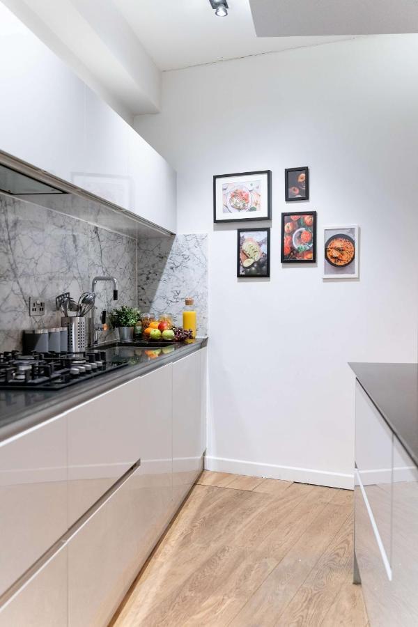 Hébergement de vacances Stunning Camden House With Private Terrace & Free Parking Londres