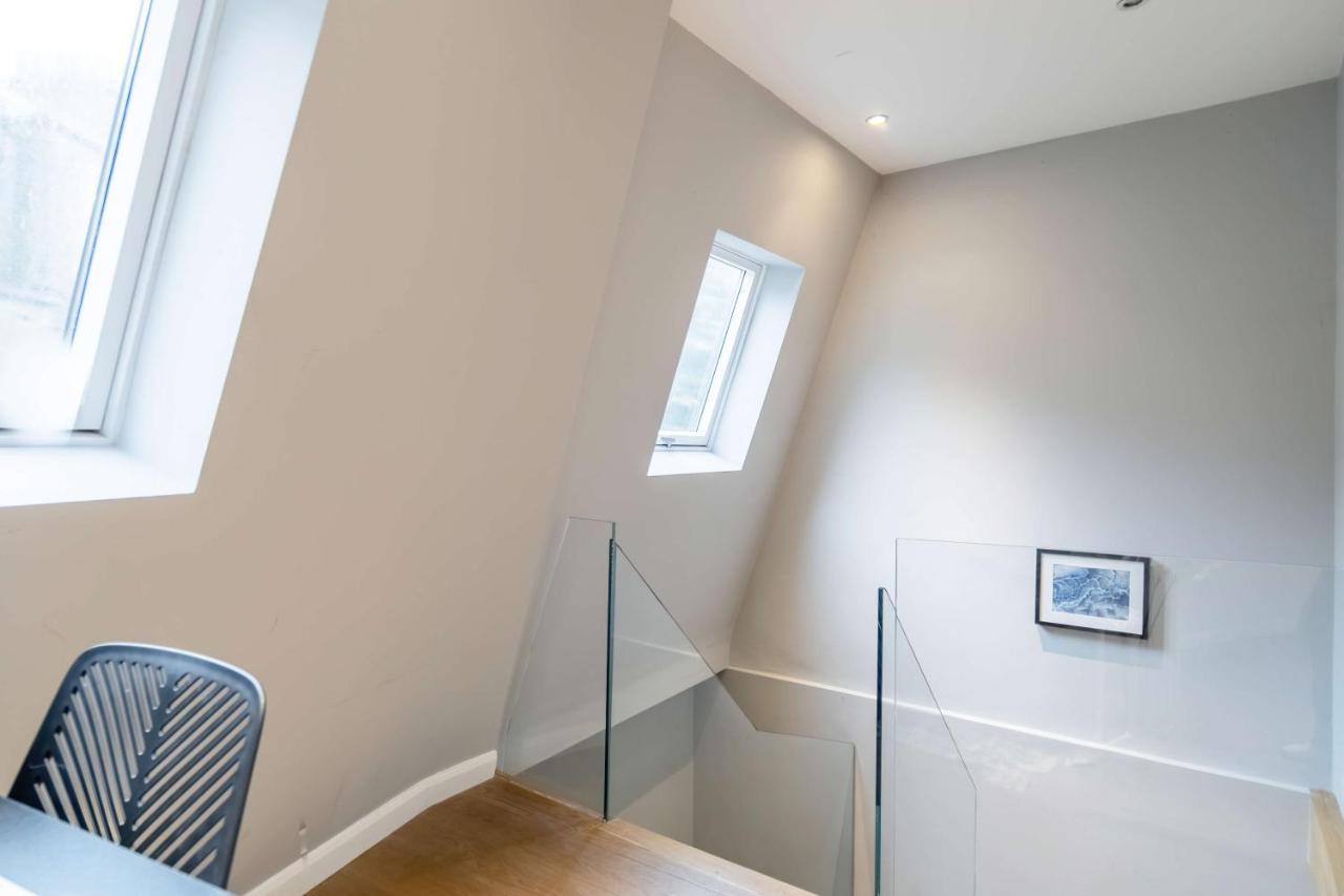 Stunning Camden House With Private Terrace & Free Parking Vakantiehuis Londen