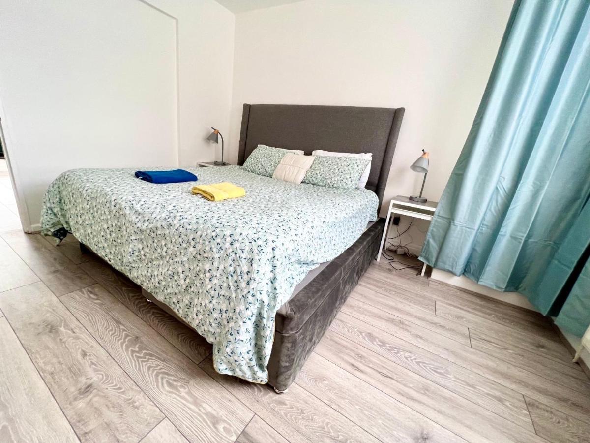 3 Cosy Homes Walking Distance To Mall With Parking Available To Book Separately 3 Bed House Or 1 Bed Or Ferienhaus