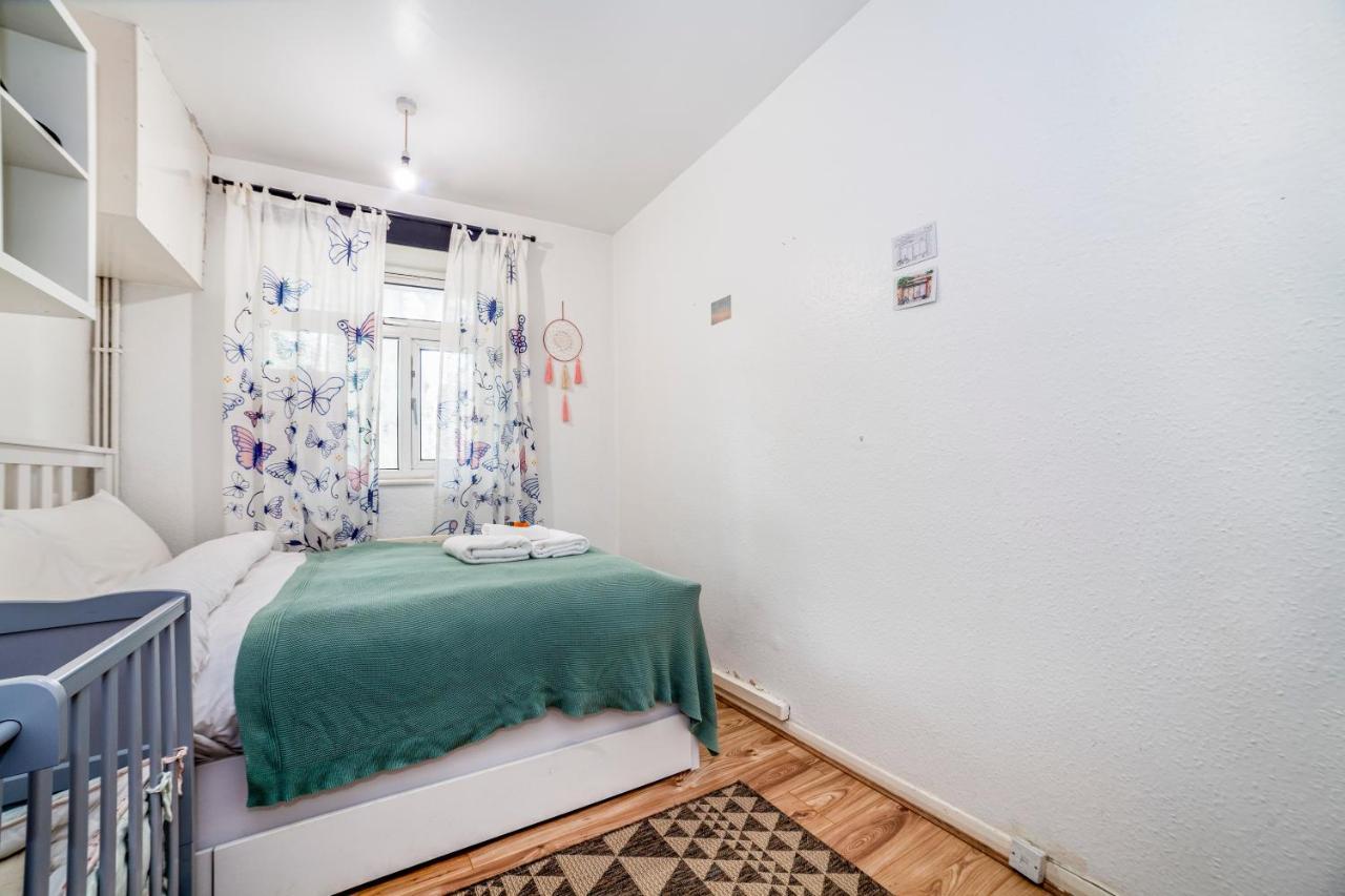 2 Story On The Ground Floor At Clapham North Apartment
