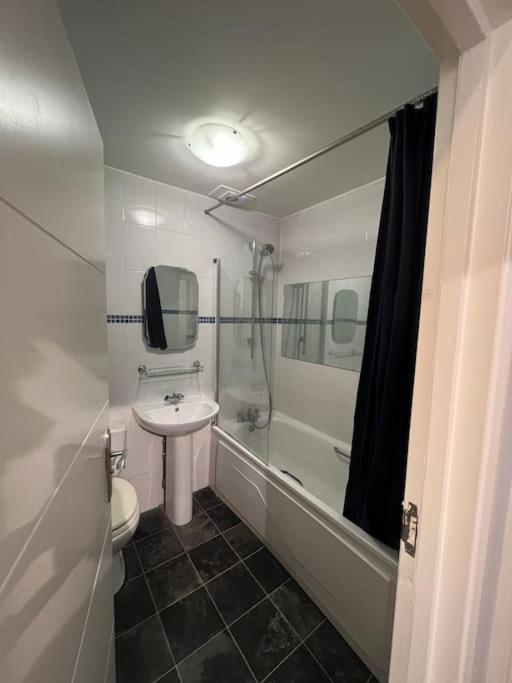 Lovely 1 Bedroom In West Kensington Apartment