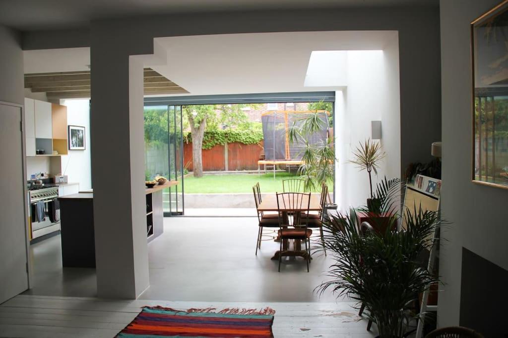 Large, Modern, Light, Open Plan Designer House * Londres