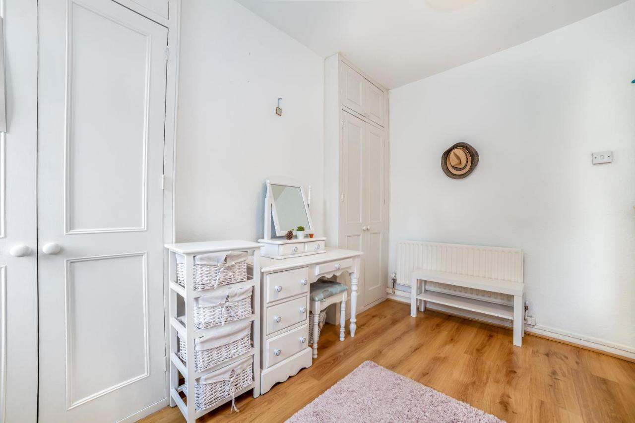 2 Story On The Ground Floor At Clapham North London