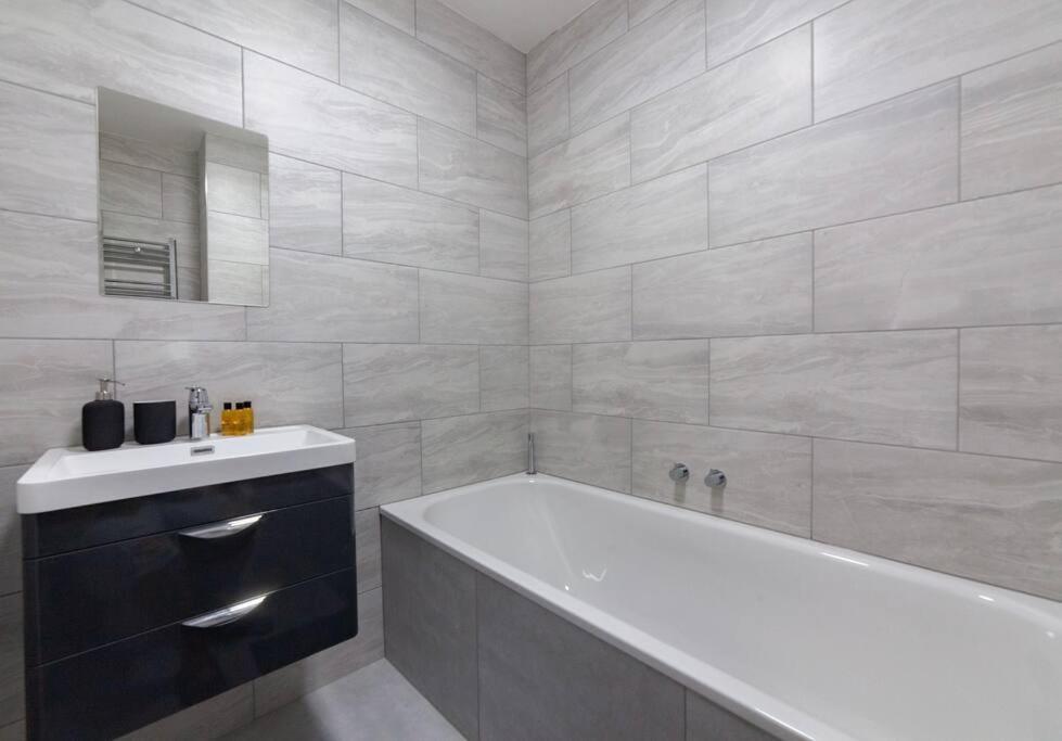 Sunny, 2bed 2bath, Garden Near Hyde Park *