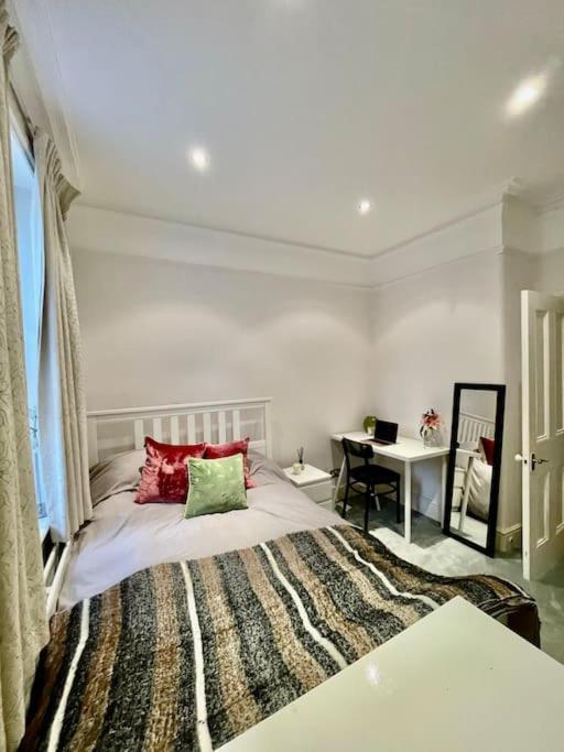 Appartement Spacious Flat With Huge Patio In *