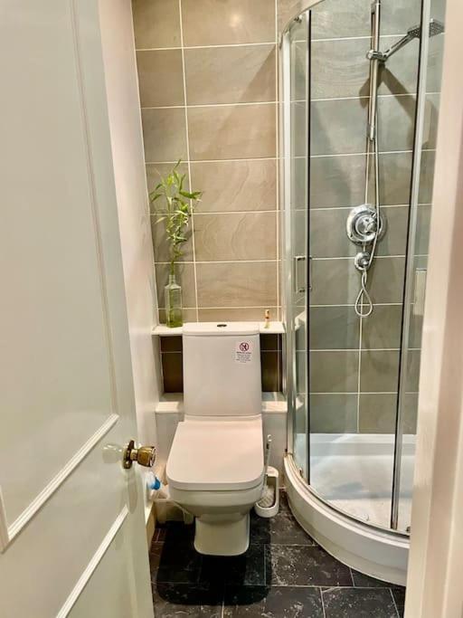 Spacious Flat With Huge Patio In * Londres